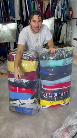 Abriendo 200kg de ropa vintage premium! Si quieres la mejor calidad de ropa vintage premium entra en nuestr web! Link en bio‼️  #vintageclothing #wholesaleclothing #vintagewholesale #premiumvintage #ropavintage #Summer 