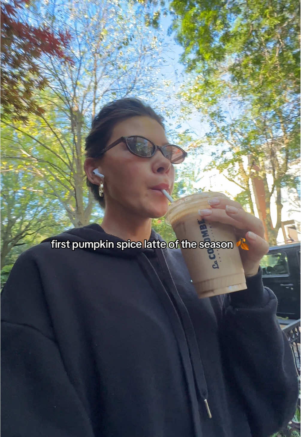 starbucks is shaking rn…..🫢#pumpkinspicelatte #lacolombe #chicago #chicagoinfluencer #lincolnpark 