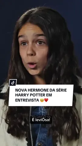 Nossa nova Hermione é tão perfeitinha!!!  Além da série da HBO, ela também interpretou a personagem no audiolivro ambientado e dramatizado da Audible.  Ela deu voz a personagem nos três primeiros livros.  Já da pra ter um gostinho de como será na série né? 