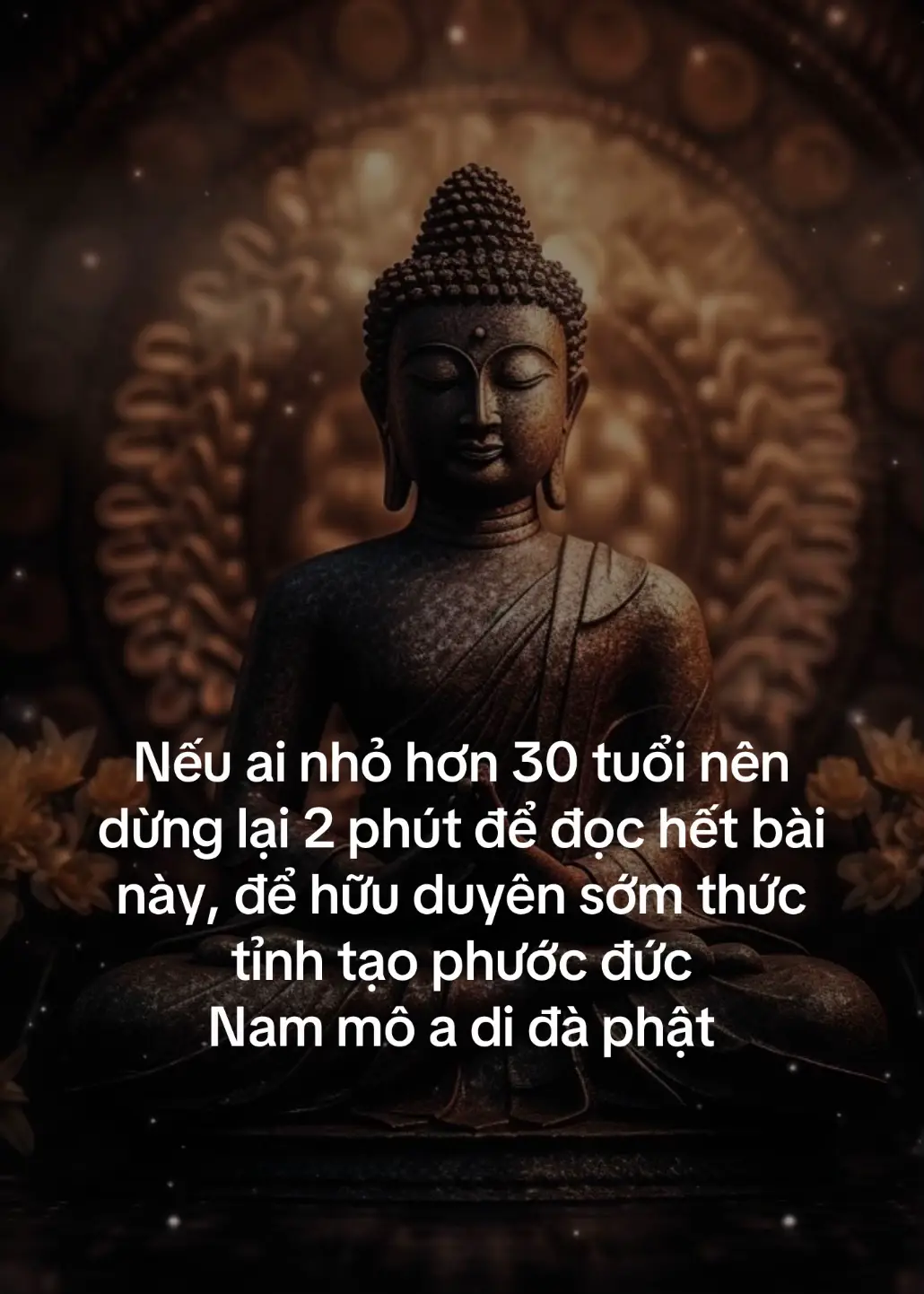 Trong thế giới tâm linh và nhân quả, người xưa có câu: “Ba mươi là tuổi hóa thân, Ba mươi mốt là tuổi gánh thân mình.” Nghĩa là từ sau 30 tuổi, linh hồn con người đã bước ra khỏi bóng mát của tổ tiên, ông bà, cha mẹ. Phúc phần mà ta được mượn tạm từ huyết thống, từ gia tiên, từ long mạch của dòng họ, bắt đầu mờ nhạt dần. Lúc này, chỉ còn lại phúc đức thật sự do chính bản thân ta tạo ra trong những năm tháng trước đó. Ba năm 31, 32, 33 trong dân gian gọi là tam tai, nhưng trong cõi vô hình, ba năm ấy là ba năm xét nghiệp. Ông bà xưa nói: “Người sống hiền thì ba năm hóa phúc. Người sống ác thì ba năm hóa tai.” Thần linh, chư vị hộ pháp và vong linh tổ tiên trong gia đình sẽ lui lại trong ba năm đầu này, để linh hồn người đó tự đứng vững, tự đối mặt với nghiệp quả chính mình đã tích tụ. Đây không phải hình phạt, mà là luật thiêng. Nếu sau 30 tuổi mà tai họa liên tục kéo tới, nào là bệnh tật, chia ly, nợ nần, đổ vỡ, thì có thể bạn đã tiêu xài hết phần phước do cha mẹ và ông bà để lại. Khi lớp áo hộ thân từ cõi âm đã mỏng, bạn bắt buộc phải tạo lớp áo mới bằng cách hành thiện, sửa tâm, tu khẩu, giữ giới và tu tâm. Ngược lại, ai từ tuổi 31 mà liên tiếp gặp hỷ sự: cưới gả yên ổn, con cái đề huề, công danh mở lối, quý nhân tương trợ... thì xin chúc mừng. Đó là dấu hiệu bạn đã sống có đạo, có tâm, có đức từ kiếp này, thậm chí cả từ kiếp trước. Cõi âm có luật, giống như cõi dương có pháp. Không ai có thể trốn được nhân quả. Không ai có thể vay hoài phúc phần mà không trả. Không ai có thể sống sai lệch quá lâu mà không chịu hậu quả. Người nào 30 năm đầu sống xuề xòa, buông thả, gieo lời độc ác, gây chuyện oan khiên, thì bước vào 31 sẽ thấy như trời đất đóng cửa. Là vì luật âm đã tới thời điểm thu nợ. Là vì vong linh oan gia đã tới lúc đòi món nghiệp từ tiền kiếp. Nhưng trời đất không tuyệt đường ai bao giờ. Cõi âm luôn để lại một lối mở, gọi là phúc đức, đức độ, và lòng ăn năn sám hối. Chỉ có loài người, trong cõi luân hồi vô tận, mới được ban cho quyền chuyển nghiệp bằng cách tu tâm, sửa tánh, gieo phước, cứu người, giúp đời. Bạn không thể chọn được cha mẹ, không chọn được số mệnh sinh ra. Nhưng bạn có thể chọn cách sống để đổi lấy một tương lai mới. Không cần đợi đến kiếp sau. Chỉ cần sống thiện hôm nay, thì ngày mai đã khác. Nếu ông trời không cho bạn giàu, thì bạn hãy sống đủ, sống sạch, sống thanh thản. Nếu số mạng không cho bạn chồng tốt, thì bạn đừng lấy chồng để khổ. Ở vậy nuôi con, báo hiếu cha mẹ, sống ngay thẳng với trời đất, cũng là một nghiệp lành. Nếu bạn mắc bệnh, thì đừng sợ hãi. Hãy sống lạc quan, sống ý nghĩa. Người chết không phải vì bệnh, mà vì tâm chết trước bệnh. Nếu đời bạn không như ý, thì đừng oán trách. Vì oán trời oán người chính là đang tự trừ phúc của mình. Hạnh phúc không phải ông trời ban, Hạnh phúc là do mình đủ trí tuệ để không oán, đủ từ bi để không trách, và đủ lòng tin để bước tiếp. Từ 31 tuổi trở đi, bạn hãy xem mình như một linh hồn độc lập trong cuộc hành trình nhân quả. Tổ tiên chỉ theo giúp nếu bạn sống xứng đáng với huyết thống và tổ nghiệp. Thần linh chỉ hộ trì nếu bạn giữ tâm chính, lòng thiện. Từ 31 đến 33, là ba năm để biết mình có phước hay vô phước. Từ 34 trở đi, là những năm định hình số phận mới. Từ 40 trở về sau, là lúc bạn sống trong chính nhân, quả của đời mình. Đừng sợ số mệnh, vì số có thể an bài, nhưng phúc đức có thể xoay chuyển. Đừng oán cuộc đời, vì bạn không thể chọn nơi sinh, nhưng bạn có thể chọn cách sống. Cuối cùng, vui hay buồn, khổ hay sướng, đau hay hạnh phúc, tất cả đều do bạn chọn. Không phải trời chọn. Trời chỉ tạo ra sân khấu, còn vai diễn là do bạn quyết định. #phâtphapnhiemmau #xuhuongtiktok #timvechinhminh 
