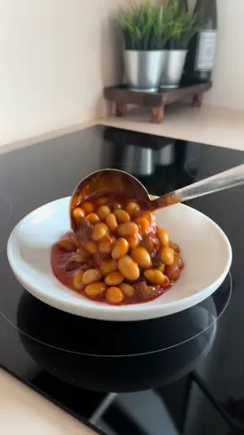 Mis kokulu, yumuşacık ve çok lezzetli İspir fasulye yemeğim hazır ✨İspir fasulyesinin tam zamanı, ben de alıp buzluğa atacağım 😍🍲 İspir Fasulye Tarifi Malzemeler 500 g İspir fasulye tazesi  300 g kuşbaşı et 4 yemek kaşığı sıvı yağ 1,5 yemek kaşığı tereyağı 1 orta boy kuru soğan 1 yemek kaşığı domates salçası 1 yemek kaşığı biber salçası 3 su bardağı sıcak su 1 çay kaşığı tuz 1 çay kaşığı toz şeker ½ çay kaşığı tatlı toz kırmızı biber 1 çay kaşığı karabiber Hazırlanışı Eti  tencereye alın, suyunu salıp çekene kadar kavurun. Sıvı yağ ve tereyağını ekleyin. Yemeklik doğranmış soğanı ilave edip pembeleşinceye kadar kavurun. Salçaları ekleyip kavurmaya devam edin. Fasulyeleri tencereye alın, 1-2 dakika karıştırın. Üzerine sıcak suyu, kırmızı biberi, karabiberi, tuzu ve şekeri ekleyin. Kapağını kapatın, fasulyeler iyice yumuşayana kadar pişirin. (Gerekirse pişme sürecinde biraz daha sıcak su ilave edebilirsiniz.) 👉 Yanına mis gibi pirinç pilavı ve turşu ile servis edebilirsiniz. 😋 #ispirfasulyetarifi #kurufasulye #anayemektarifleri #yemektarifleri #lezzetlitariflerle