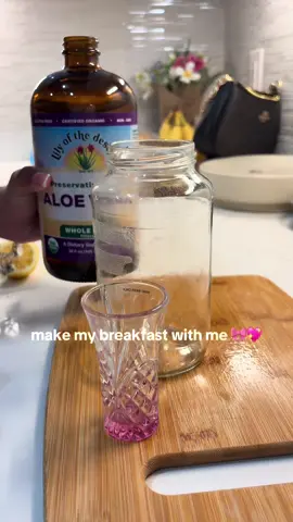 quick and fast breakfast 💕  #morningbreakfast #aloeverajuice #fyp 