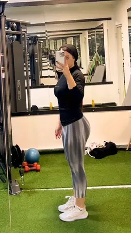 ال vitamins اللي جسمك محتاجها ❤️ ✅ الصبح: فيتامين B6 ✅ وسط اليوم (قبل الغدا): فيتامين C ✅ بعد الغدا: أوميجا 3 فيتامين D3 ألجومد ✅ مع العشا: زنك ✅ قبل ما تنام: مغنيسيوم فوار --- ✍️ المكملات دي لازم تكون جنب أكل كويس ومتنوّع، ده أحسن طريقه عشان جسمك ياخد كل الفيتامينات اللي محتاجها. 🔸 الكميات اللي مكتوبة هنا كده هي المشهورة والمستخدمة مع أي مكمل. ❤️ بس برضه الأحسن تستشير دكتور  أو أخصائي تغذية على حسب حالتك. #الشعب_الصيني_ماله_حل😂😂 #gym #Fitness #ladies #workoutmotivation 
