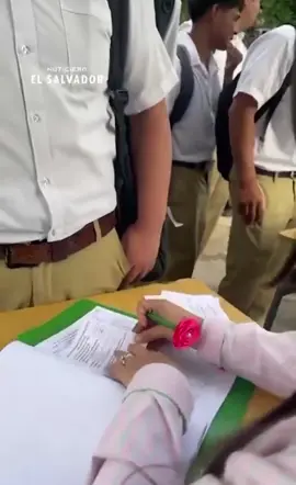 🚨🏫📚 ESTUDIANTES QUE INCUMPLIERON NUEVAS MEDIDAS RECIBEN CHARLA CORRECTIVA Y LLENAN FICHA DE COMPROMISO Esta mañana, en el Instituto Nacional Técnico Industrial, de San Salvador, directores y docentes hicieron efectivas las nuevas disposiciones de la Ministra de Educación, Karla Trigueros, con el objetivo de mantener el orden y disciplina. Los estudiantes que incumplieron con las medidas recibieron una charla correctiva y llenaron una ficha en la cual se comprometen a acatarlas. Cortesía: Noticiero El Salvador. #fyp #elsalvador #viral #foryou #educacion 