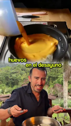 🚨 ¿Crees que un desayuno con huevos es saludable? 🚨 La mayoría comete un error que arruina todo el beneficio… y no es por los huevos, sino por lo que FALTA en el plato. 🥚 Los huevos aportan proteína, minerales y grasas buenas. ❌ El problema: acompañarlos con pan, galletas o café, sin nada de fibra. 👉 Resultado: digestión lenta, inflamación y estreñimiento. ✅ La solución es simple: añade vegetales como tomate, pimentón, cebolla o apio. Tu desayuno se convierte en un plato completo, equilibrado y lleno de energía para empezar bien el día. 💡 No se trata de dejar los huevos, se trata de aprender a combinarlos. Soy el Dr. Yerpun Solar, con más de 28 años ayudando a las personas a recuperar su salud desde adentro. 📩 Comentá DESAYUNO y te explico cómo vivir sin depender de medicamentos.