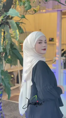 Definisi pashmina super, super ringan, super adem, super lembut, bahkan super style, banyak styling yang bisa kamu coba pake pashmina viscose ini, meleyot bisa, nemplok juga aman😋💗  #pashminaviscose #ootdhijab #fashionhijab #fyp 