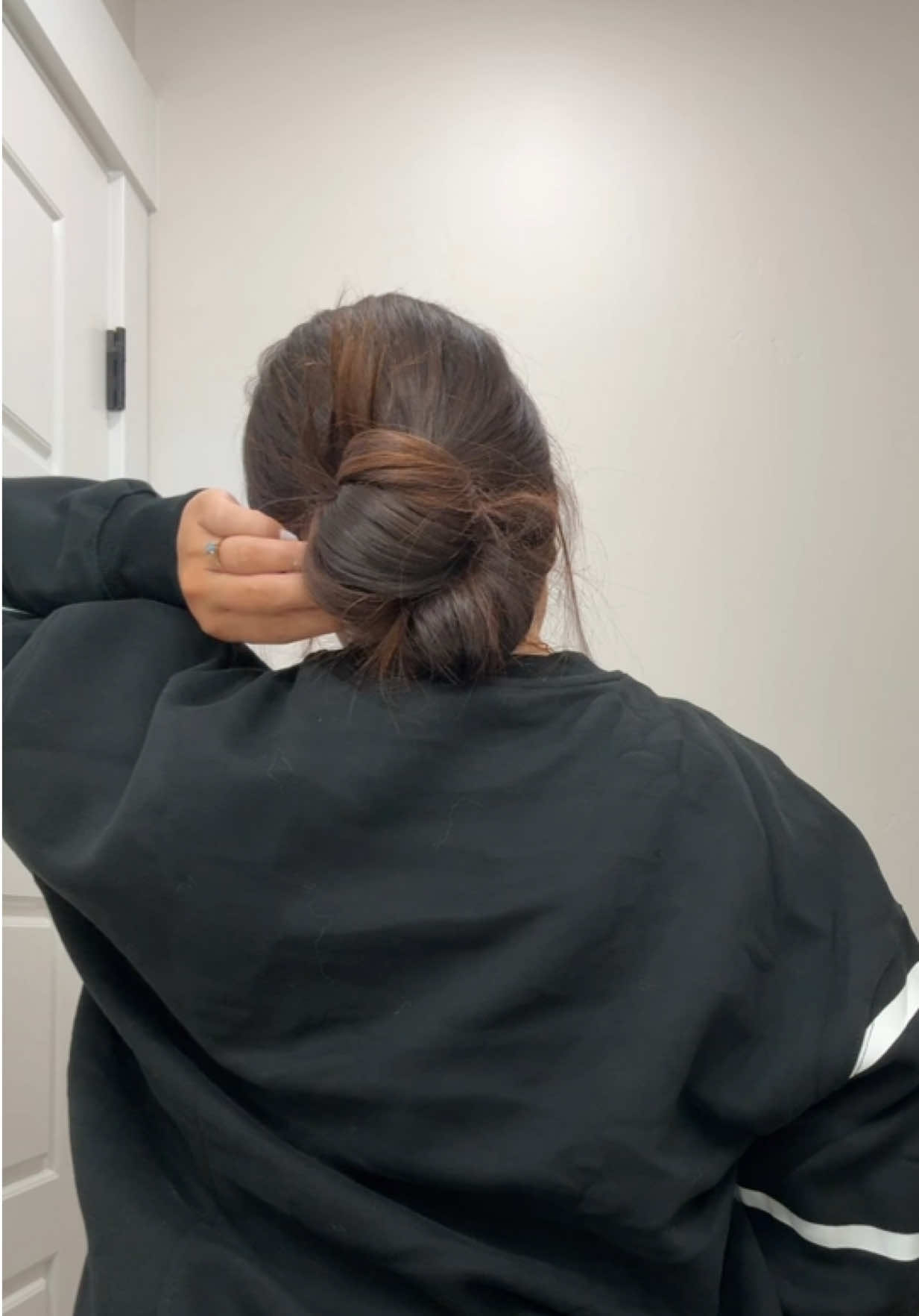 the BEST bun!!! So cute & soooo fast once you get it down! #messybun #hairtutorial #cutehair #hairstyles #hairinspo 