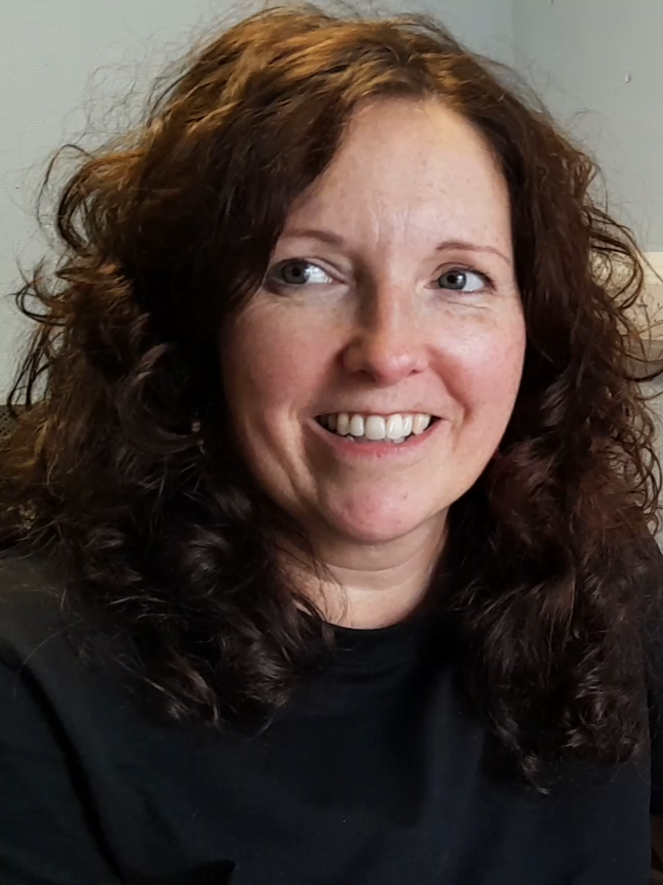 Mae merch “brysur” o Fethesda wedi’i phenodi’n gydlynydd llyfrau llafar Cymraeg Cymdeithas Deillion Gogledd Cymru.  Mae gan Einir nam golwg Stargardts sy’n golygu ei bod hi angen peiriannau arbennig i ddarllen print man. Cyn ymuno a’r Gymdeithas bu’n gweithio i’r Swyddfa Bost am 27 mlynedd. Meddai Einir: “Fe rois i’r gorau i’r swydd honno oherwydd d’oeddwn i ddim yn medru dweud y gwahaniaeth rhwng y pres; y nodau a lliwiau. Mae’n briod a Chris ac yn fam i Enoc, 18 a Begw, 14 ac yn llysfam i Cari, 18. Mae’n byw yn Gerlan, Bethesda. Mae hi wrth ei bodd gyda’i swydd newydd.  Meddai: “Dwi wedi arfer gweithio yn y Swyddfa Bost ynghanol pobol. Dwi’n hoffi gweithio fel tîm yn helpu’n gilydd.