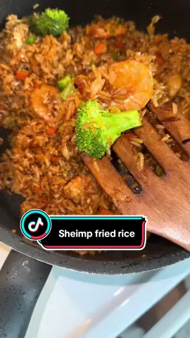 Quick and easy dinner idea🔥 Shrimp fried rice 🍤  🥦 #friedrice #DinnerIdeas #dinnerwithme #cookwithme #leftovers 
