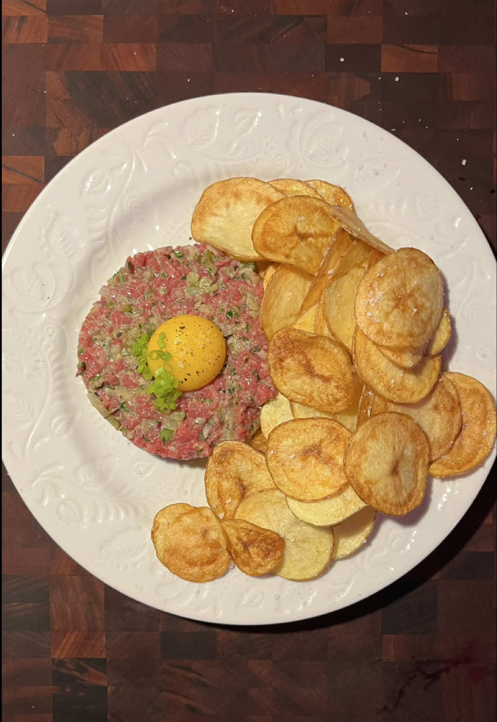 STEAK TARTARE Ingredientes:  250g bombom da alcatra  1/2 cebola roxa 1 pepino em conserva  1/4 maço de salsinha 1 colher de sopa de alcaparra  2 ovos caipira  1 colher de chá de mostarda  2 colheres de sopa de azeite  2 batata  1/2 colher de sopa de pimenta tabasco  Sal, pimenta do reino e cebolinha.  #steaktartarte #londrina #jantar 
