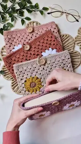 If you love crochet and books, you're in the right place ✨️🥰 All patterns pictured in the post are available, link in bio ✨️  Happy Crocheting.. and reading,  Bethany x #crochetpattern  #crochetbooksleeve  #booksleeve #kindlesleeve  #crochetpatterndesigner 
