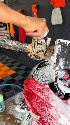 Já erra terceiro que chega com moto manchada aqui lavador 