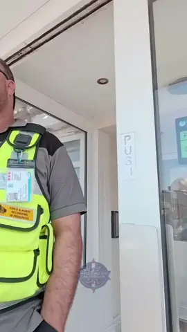 Hotel security refuses entry to PATRIOTS #uk #police 