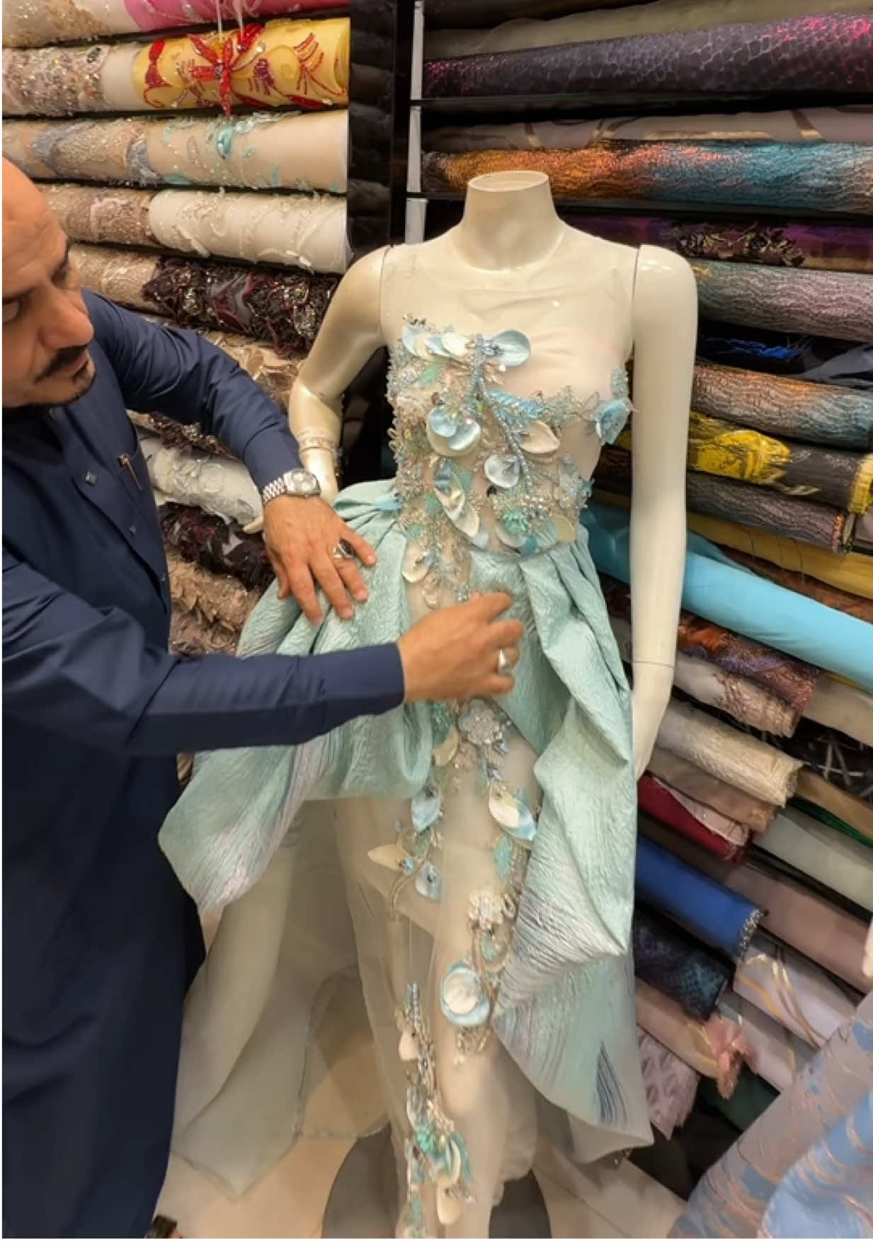 للطلب او الاستفسار واتساب : ‪966557921744 . — توصيل لجميع مناطق المملكه ودول الخليج 🚗.  #فساتين #fyp #اكسبلورexplore  #اقمشة #اقمشه_سهرات 