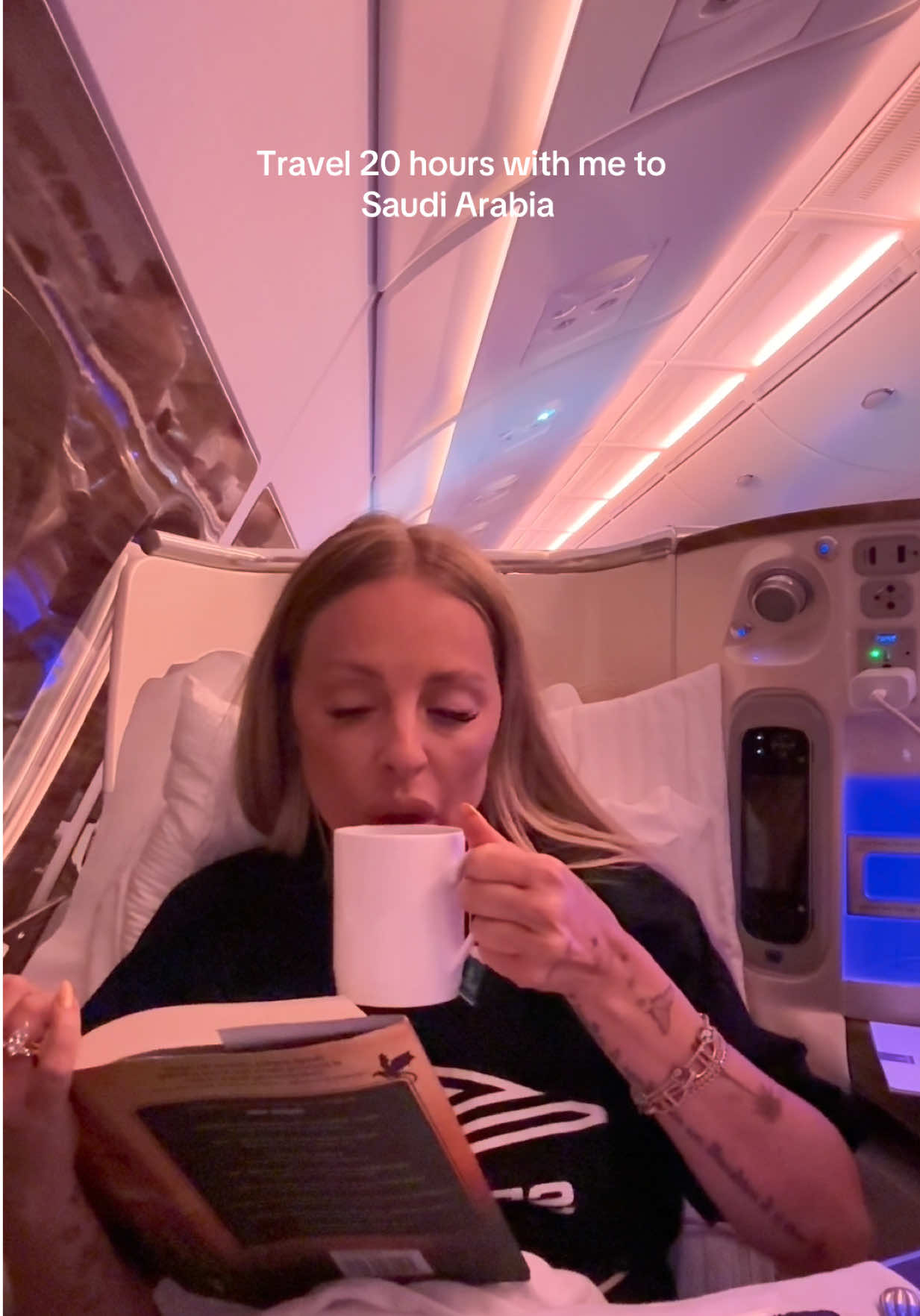 A long flight is my all time favorite thing call me crazy 😂🤗🫠 #travelvlog #Vlog #saudiarabia🇸🇦 