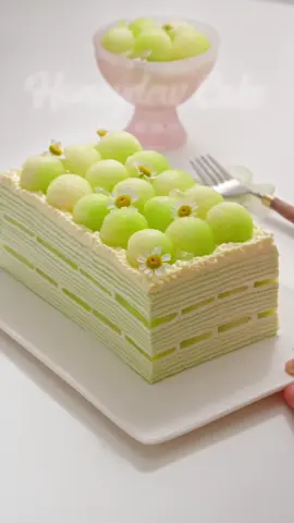 ✨ Jasmine Melon Mille Crêpes ✨ A refreshing and delicate mille crêpes for the very first taste of autumn. Soft crêpe layers, floral jasmine cream, and juicy melon come together like a “sweet and gentle little cake.” 🍈🌸 Ingredients Jasmine Cream 	•	500 g whipping cream 	•	8 g jasmine tea 	•	28 g sugar Crêpe Batter 	•	3 eggs 	•	40 g sugar 	•	100 g cake flour 	•	5 g matcha powder 	•	35 g butter 	•	320 g milk For Assembly 	•	Fresh melon 	•	Crispy pearls 	•	Chamomile flowers (for garnish) 🌿 Light, floral, and soothing — the perfect healing dessert to welcome autumn. 不敢想，茉莉蜜瓜千层的味道也太清新了叭~ 秋天的第一个千层，看上去“好乖～好听话”的小蛋糕6 636 材料： 茉莉奶油：淡奶油 500g、茉莉花茶 8g、糖 28g 千层皮：鸡蛋3颗、糖40g、低筋面粉 100g 抹茶粉 5g、黄油 35g、牛奶320g 其他：蜜瓜、脆波波、洋甘菊 #在家做甜品 #治愈系美食#千层蛋糕