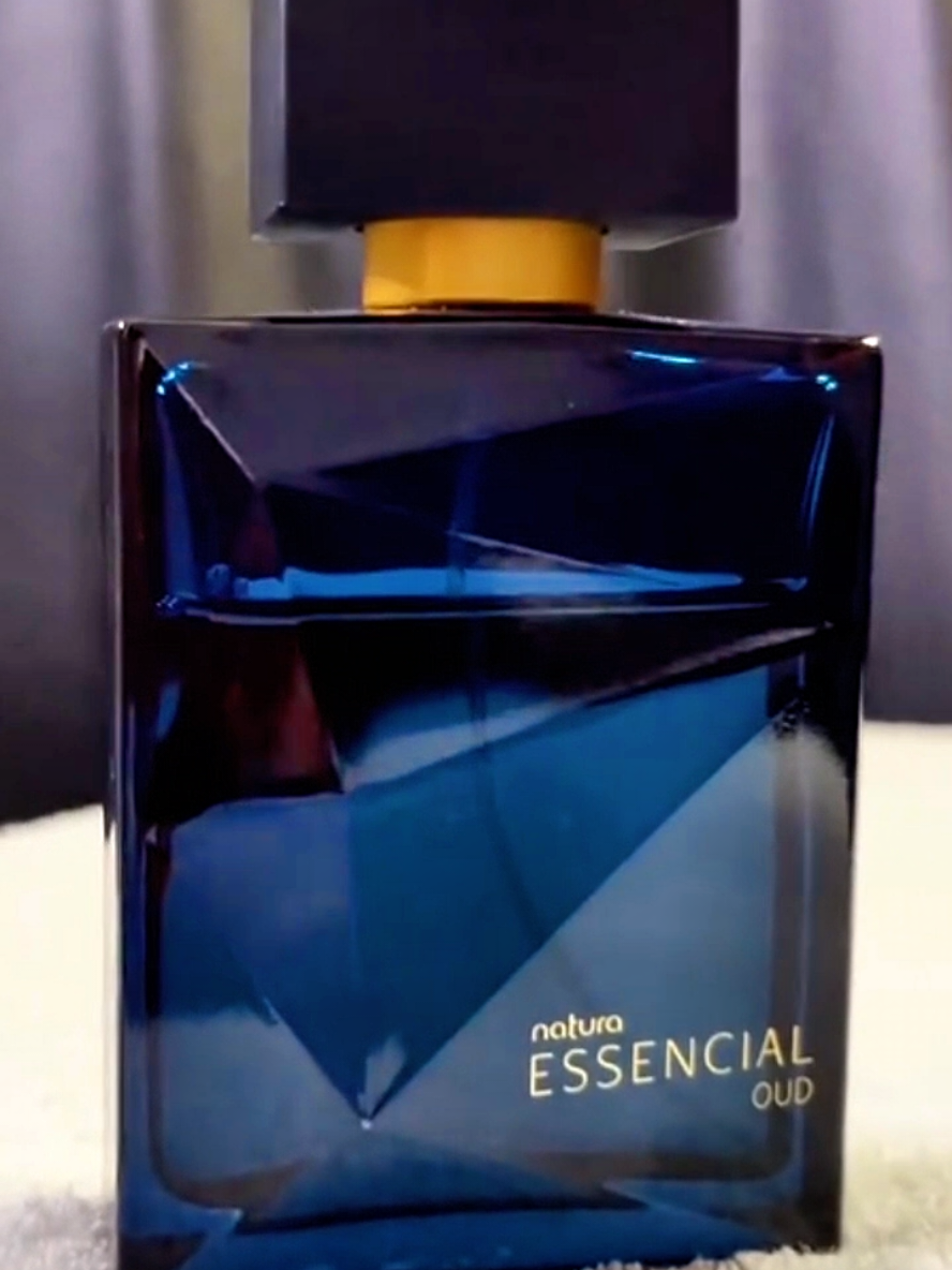 #CapCut ✨🔥 Essencial Oud Masculino ✨ Um perfume marcante, sofisticado e intenso. Pronto pra deixar sua presença inesquecível! 💎👑 #PerfumeMasculino #EssencialOud #perfumeimportado  #natura 