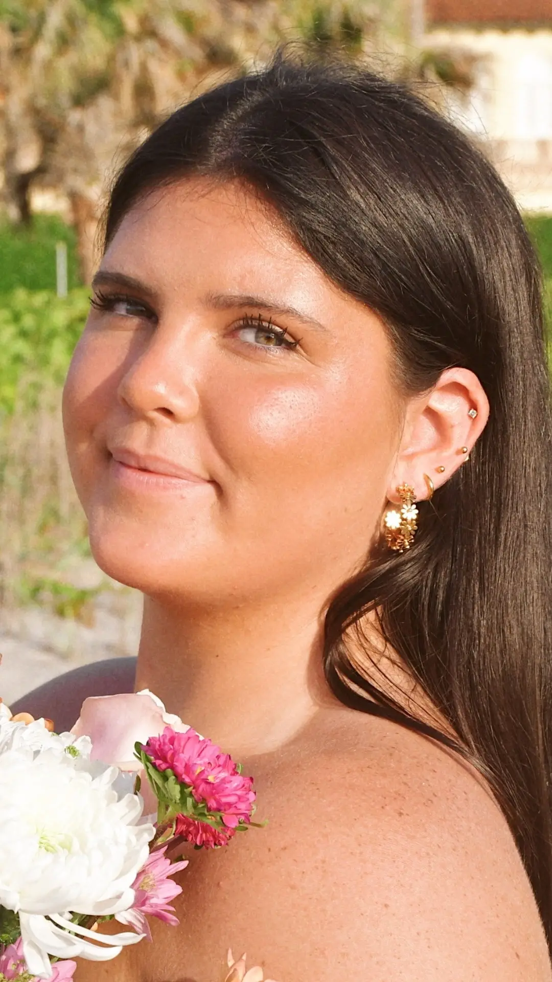 These detailed flower hoops are designed using hypoallergenic and tarnish- resistant materials so you can wear them in the shower or ocean. No wonder these are one of our bestsellers✨
