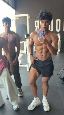 Had to get in formation rq @surajravuri @Dom #brown #bodybuilding #Fitness #GymTok 