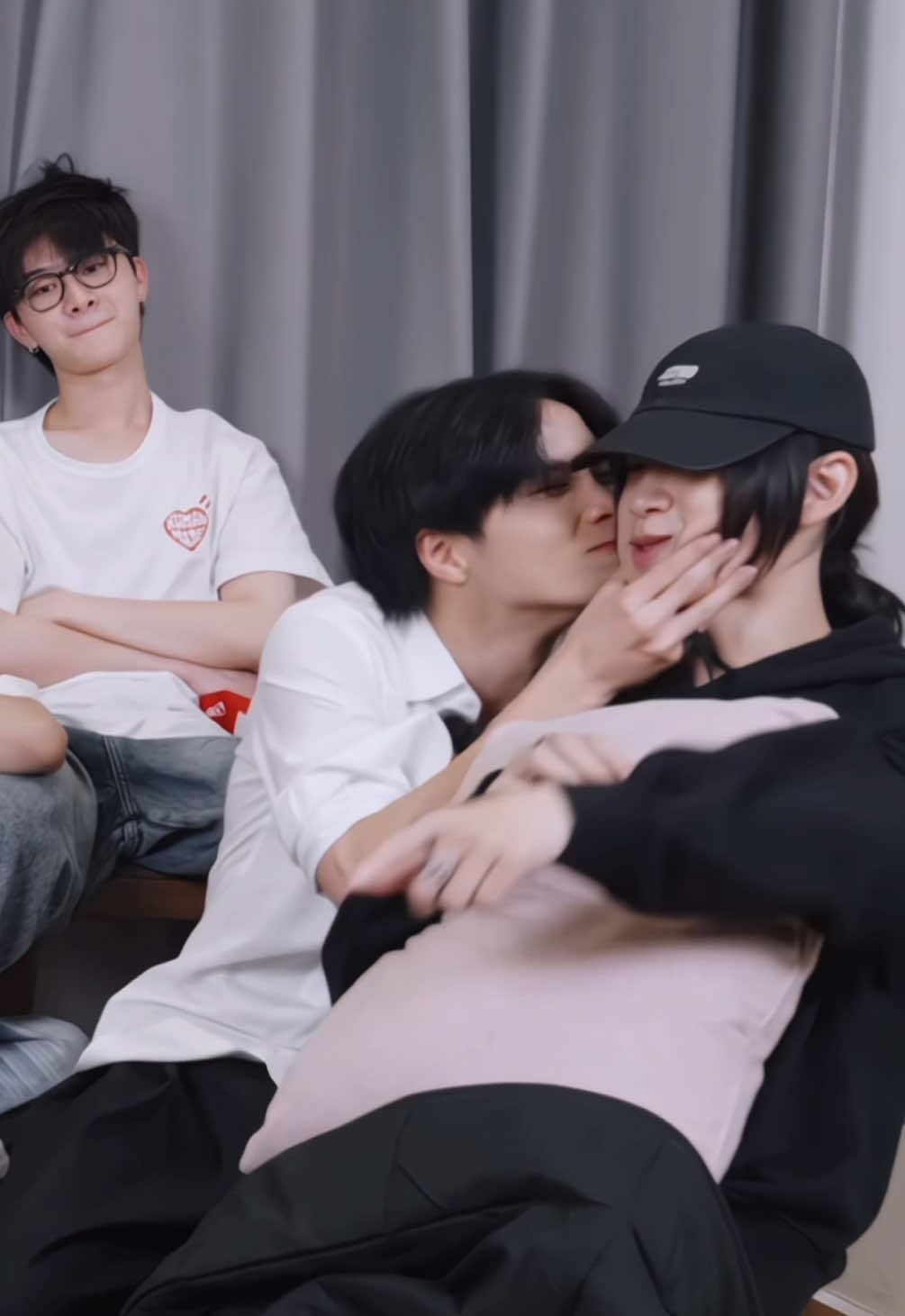 น้องจั๋งเติมแมวทุกสิบวิ แก้มน้องเน้กช้ำแล้วลูก 😂🥚🇯🇵 #NEXnattakit #JUNGt  #BUSbecauseofyouishine  #BUSSINGJAPANEP2 