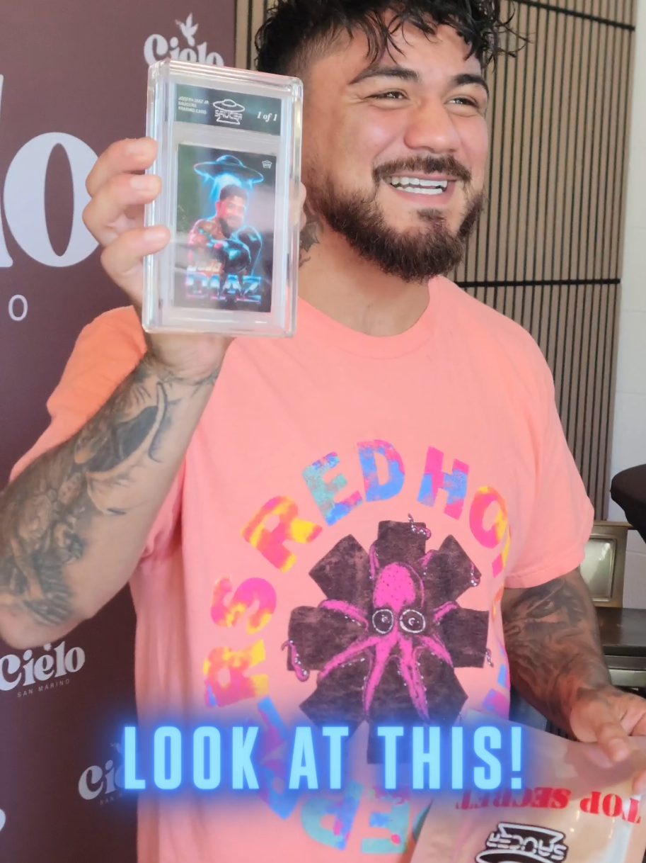 Jojo Diaz with his 1 of 1 SAUCER® Trading Card 🛸 Joseph “JoJo” Diaz Jr. is an American professional boxer who rose to prominence as a 2012 U.S. Olympian before turning pro later that year. A gritty southpaw known for his relentless pressure and durability, Diaz captured the IBF Super Featherweight World Title in 2020 with a win over Tevin Farmer, cementing himself as one of the sport’s most respected warriors. . . . #JojoDiaz #JosephDiaz #boxing #boxing🥊 #saucer 