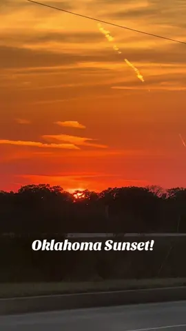 Take an Oklahoma Sunset drive with me! Nothin compares to its beauty. #sunset #oklahoma #beauty 