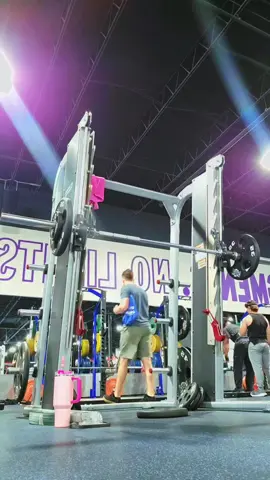 en el gym y en el delicioso duro contra la pared 