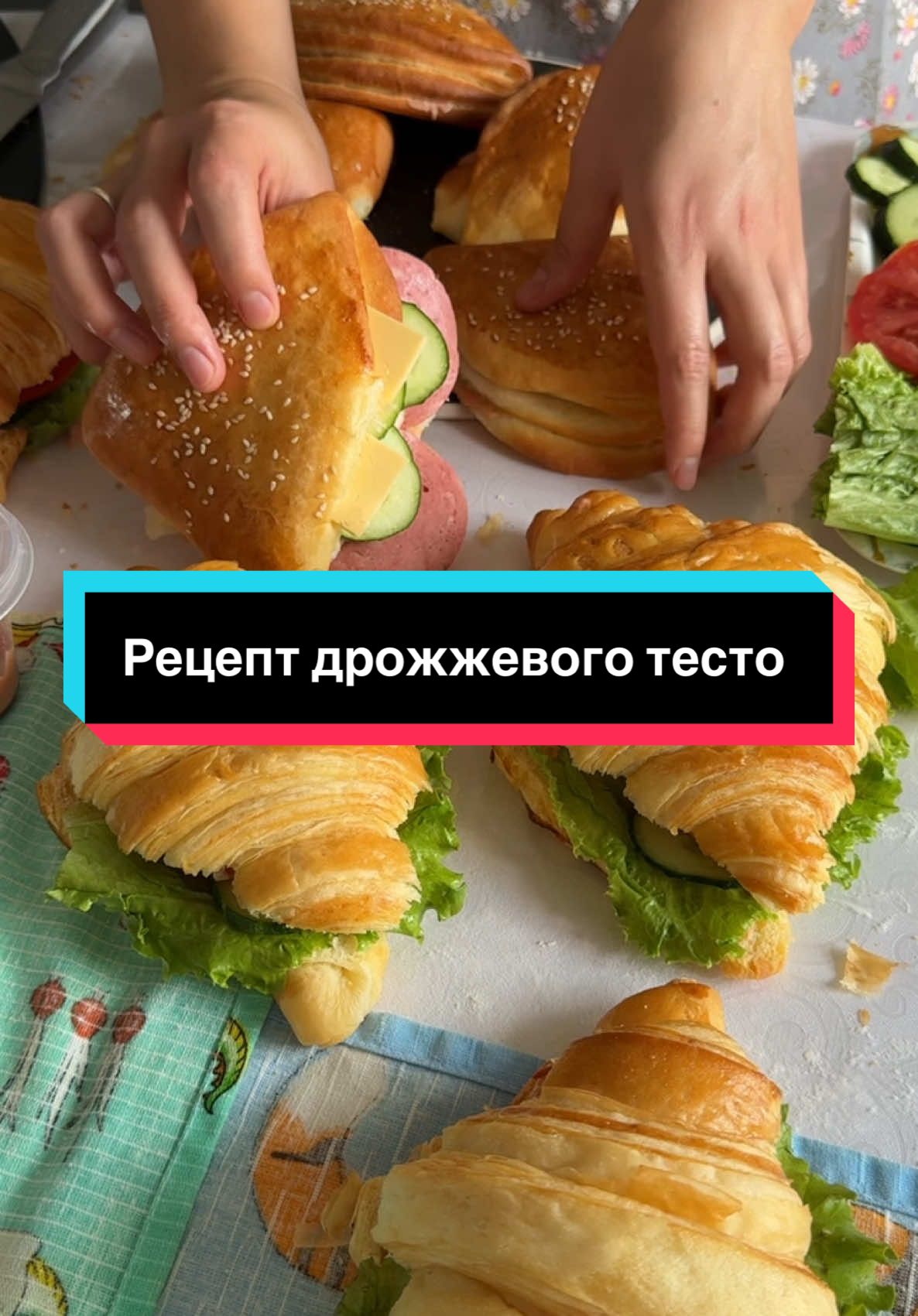 Рецепт на пирожки на пиццу на всех дрожжевых изделиях: Молоко 360гр Вода теплая 270мл 100гр Сливочное масло  20гр сахар 15гр соли  10-12гр дрожжи  1,100гр муки  #выпечкадомашняя #recommendations #рекомендации #pizza #respect #еда #cookingathometiktoktv #самса 