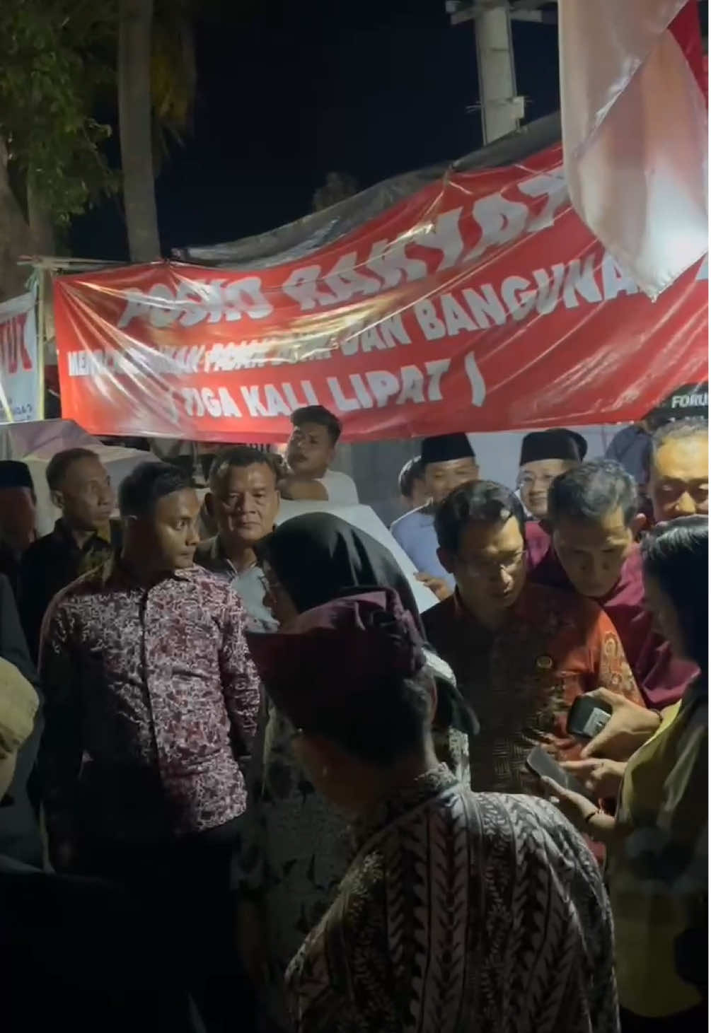 Rapat Paripurna terhadap perubahan atas Perda No. 1 Tahun 2024 tentang Pajak Daerah dan Retribusi Daerah telah memutuskan untuk kembali ke sistem multitarif. Kekhawatiran atas kenaikan Pajak Bumi Bangunan Pedesaan dan Perkotaan (PBB P2) di Banyuwangi dipastikan tidak ada. Setelah putusan paripurna tersebut, Bupati Banyuwangi Ipuk Fiestiandani didampingi Wakil Ketua DPRD Banyuwangi Michael Edi Hariyanto, Wakil Bupati Mujiono, dan Plh Sekda Banyuwangi Guntur Priambodo menyampaikan langsung ke masyarakat. Ipuk menyatakan terima kasih atas seluruh masukan semua pihak untuk mewujudkan Banyuwangi yang lebih baik. #banyuwangi 