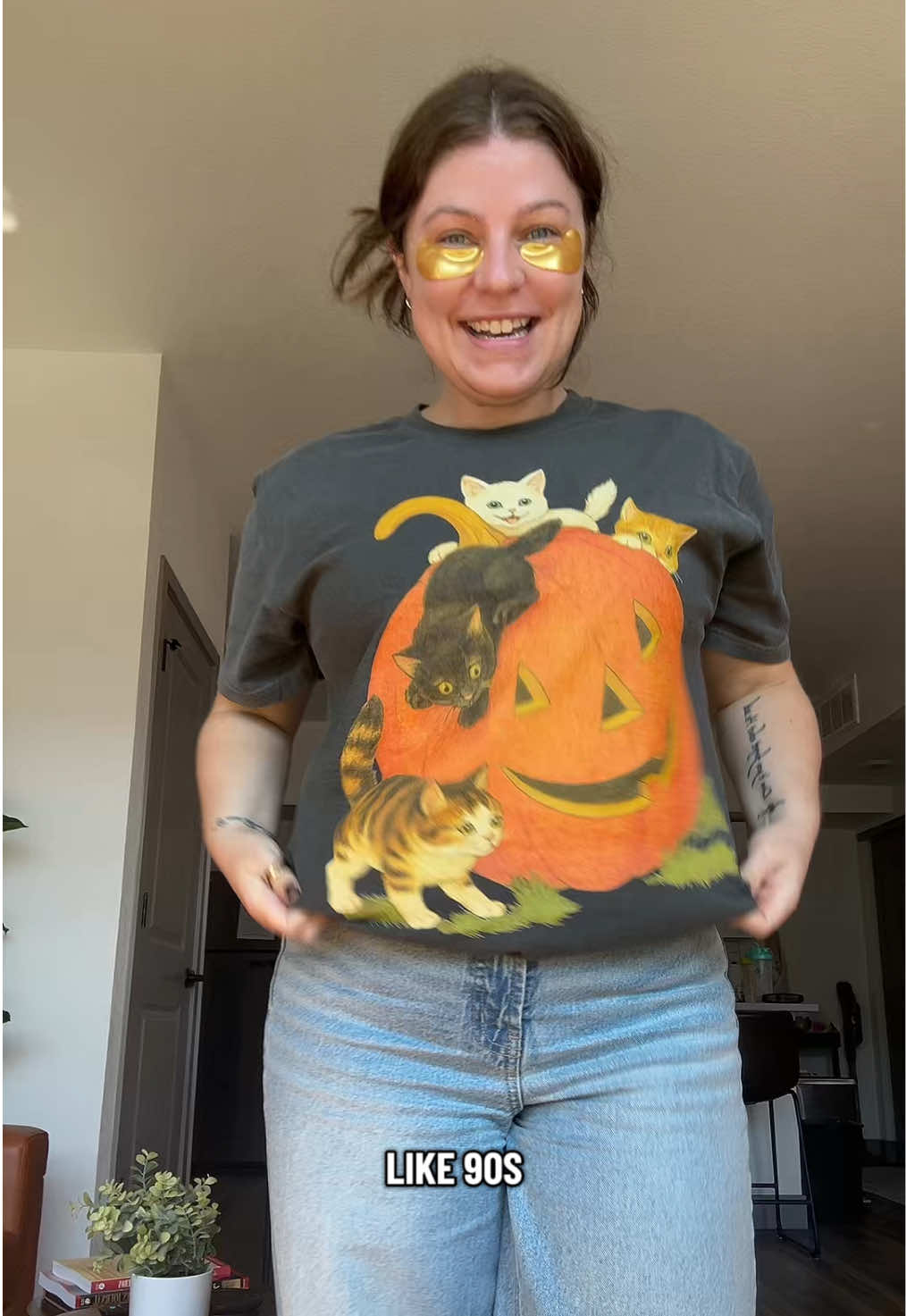 This is how I get into the Stranger Things Season 2 vibes as the video editor 😂 🎃 see you tonight! 🍿 🍬 #strangerthings 