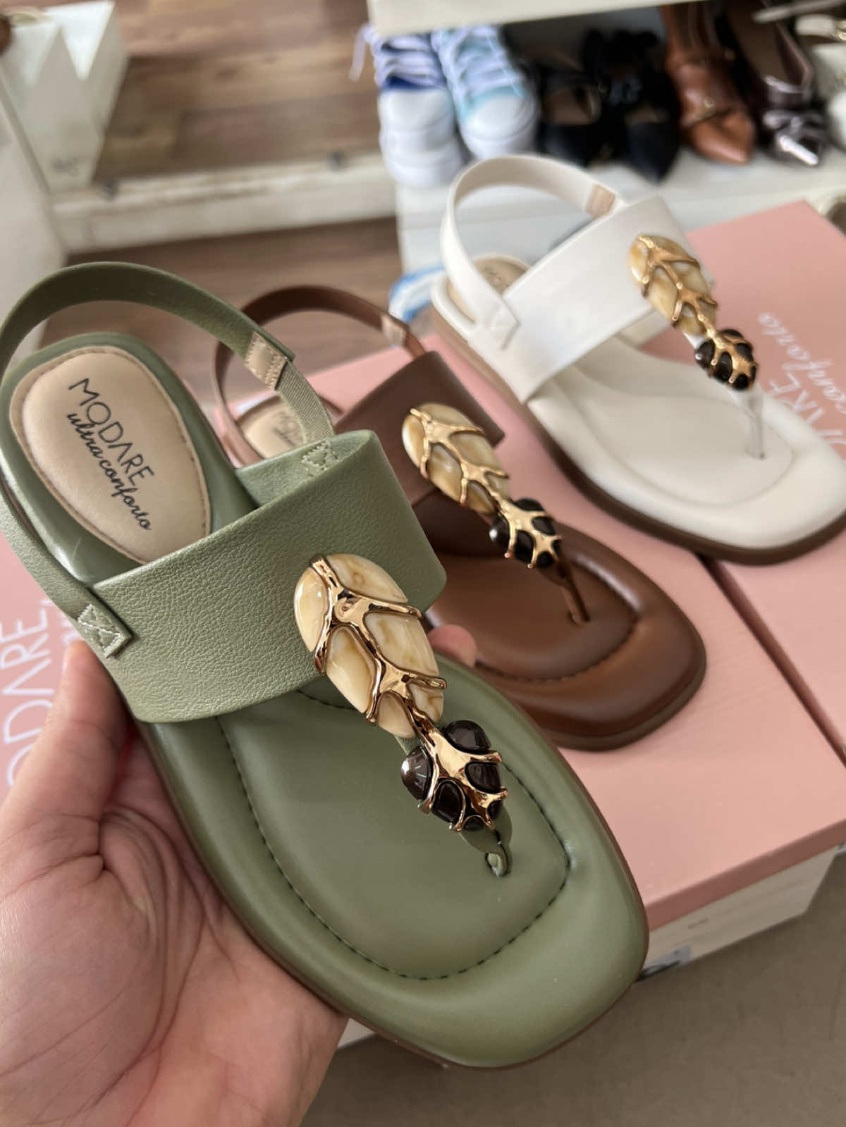 ✨ Rasteirinhas Modare Ultraconforto ✨ O toque de estilo que faltava no seu dia a dia! Conforto, modernidade e detalhes sofisticados para combinar com qualquer look. 💚🤎🤍 👉 Disponível por apenas R$ 129,90 Garanta já a sua e sinta a leveza de caminhar bem! 👡 #Modare #Ultraconforto #Rasteirinhas #EstiloComConforto #ClubeDasSapatilhas