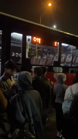 1 bis disuruh turun semua gara2 bau gosong dan ternyata overheat. mana udah malem 😩 #transjakarta 