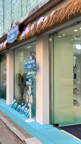 Torriden’s Summer Waves 🌊  With Torriden hosting its 2nd pop up in NYC, I thought it was the perfect time for me to show you my visit to the Torriwave Club in Korea! Unfortunately, they closed off certain floors due to an event while I was there so I couldn’t see or do everything that they offer but I still got some freebies. You can also get an extra gift (full size) through Naver reservation which I also missed out on due to reservations for it being taken. So make sure to do that reservation ahead of time! They also displayed their products for people to try and make purchases of. The pop up was cutely decorated and quite on theme (I just love a good theme). Although I do have to admit the NYC pop up was much better. This Korea pop up is currently ongoing until September 29th!  #korea #thingstodoinkorea #koreapopup #popup #koreanskincare     @TORRIDEN OFFICIAL @𝗧𝗼𝗿𝗿𝗶𝗱𝗲𝗻 토리든  