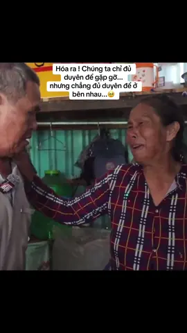 Cô ơi 🥹sao cô lại đành lòng rời bỏ người đàn ông tội nghiệp này đã thương yêu bảo vệ cô suốt 10 năm qua chứ 😣thật sự xem mà mình thấy thương chú 3 minh vô cùng ,mình giận Phong Bụi luôn ! thiện ko đúng chỗ là ác :((( chia rẽ tình cảm của cô chú :( Nhìn chú rơi nước mắt mà nhói lòng :(( còn ng con trai nữa tại sao ko để mẹ mình sống vui theo cảm xúc tc riêng tư hp của mẹ mình ! Mà lại ép buộc bà phải về quê 😢Thương mẹ thì có để lâu lâu vào thăm bà ,nhớ thì gọi video :((( sống ko biết ơn ng cưu mang mẹ mình lúc khốn khổ ,còn thốn ra lời phủ phàng :( đúng câu đời bạc như voi 😰#phongbui #chu3minh #vairal #vairalvideo #xuhuongtiktok 