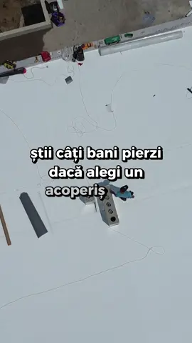 💸 Știi câți bani pierzi când alegi un acoperiș ieftin? La început pare economie, dar după câțiva ani reparațiile costă mai mult decât lucrarea inițială. Cu Elevate UltraPly TPO și montaj profesionist Technobuild, plătești o singură dată și ai siguranță pentru zeci de ani.
