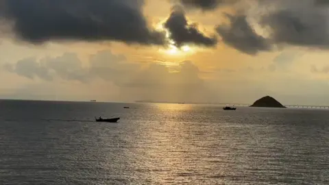 Nhìn cách anh yêu thương em, em cứ nghĩ lần này mình đã chọn đúng người, sẽ có một mối tình lâu dài và một tình yêu đẹp. Nhưng sau đó anh trả lời tin nhắn rất chậm, sau đó những tin nhắn của anh rất ngắn, sau đó anh rất ít khi chủ động, sau đó anh cũng không còn muốn trò chuyện hay nhắn tin với em nữa. Từ giây phút ấy em biết bản thân mình đã không còn quan trọng với anh nữa rồi. Em vẫn cố chấp nghĩ rằng: 