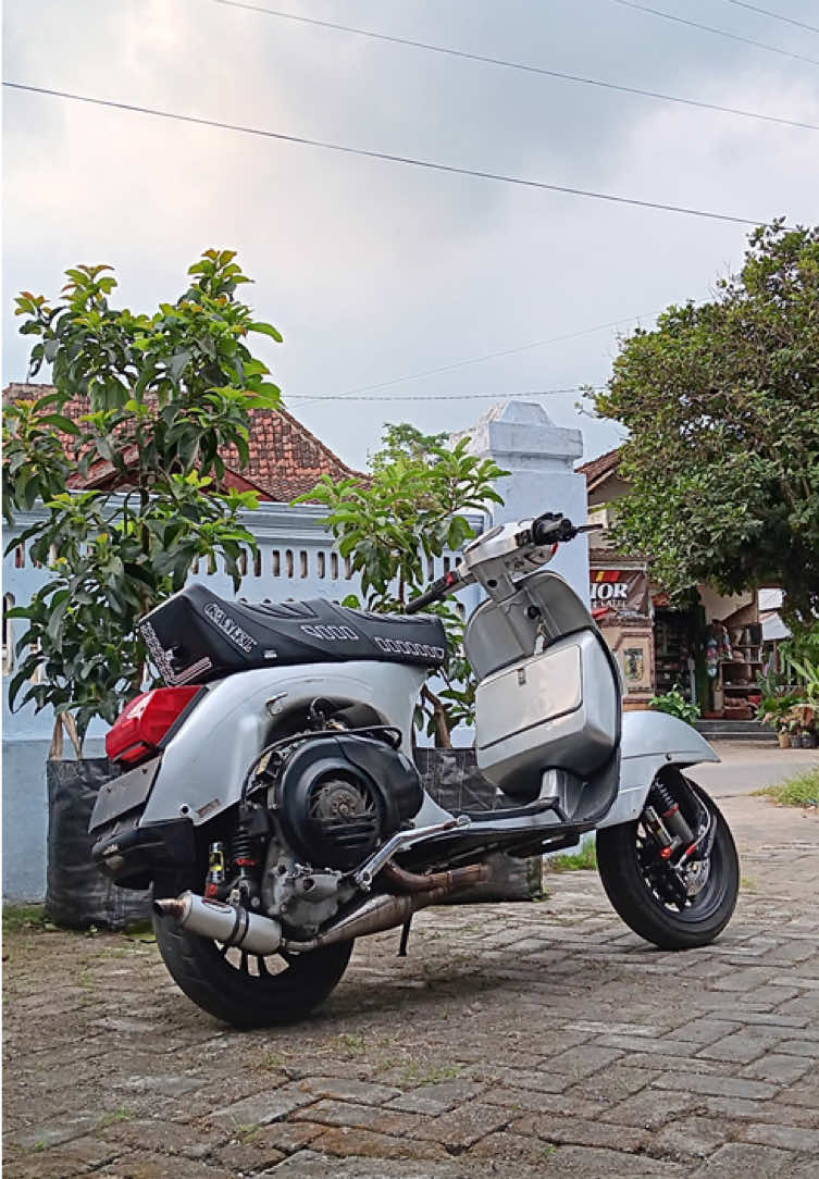 Hmmmm diapain enaknya?? #vespa #modifikasimotor 
