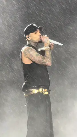 When it rains it pours 🌧️ #breezybowl#chrisbrown#chrisbrownconcert#toronto#breezy @chrisbrownofficial 
