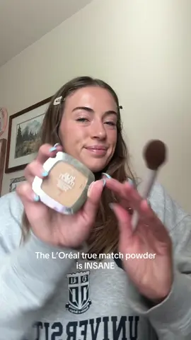 The difference??? A pressed powder that still makes you look glowy but NOT greasy 🤌🏼 #pressedpowder #drugstoremakeupmusthaves #facepowder #settingpowder @loréal paris usa 