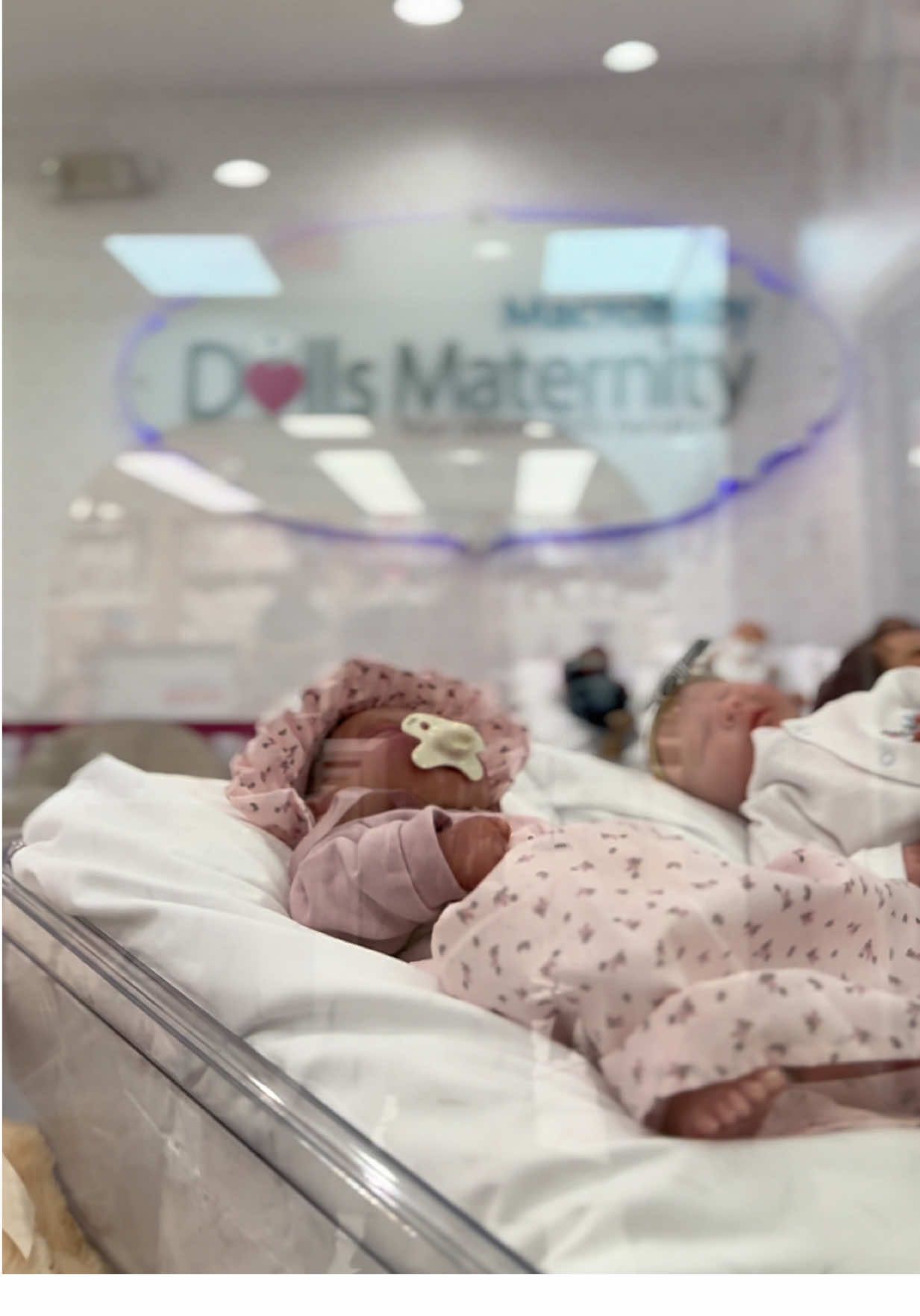 Macrobaby Dolls Maternity offers a magical experience for families giving children the opportunity to adopt life-like reborn dolls! Visit us today in Orlando 💕 #macrobaby #macrobabydollsmaternity #bebereborn #reborndoll 