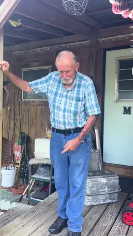 One of dad’s inventions 😁 it does come in pretty handy! #dad #dadhumor #florida #dadinventions #shoecleaner