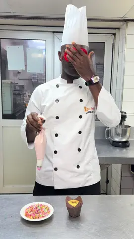 Chefs piping on cup cake blindly competition. WHO is the winner among all the chefs #competition #chef #fypシ゚ #searchcreatorinsights #pourtoi 