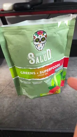 Salud Greens and Superfoods drink mix is so easy and fast way to get all your nutrients in on one serving #saludgreensandsuperfoods #tastesaludgreensandsuperfoods #greensandsuperfoods 