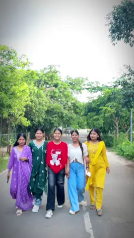 #CapCut #hatnahidalsakkta❤️😜#sistersgoals👭❤️ #thakureegirll😚👸 @Saabu Bist @Bippu Bista @Sanu 😘❤️‍🩹🫂 
