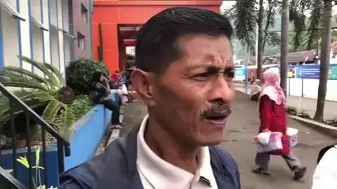 Kepala Desa Cianaga Wardi Sutandi, Kecamatan Kabandungan, Kabupaten Sukabumi jelaskan kronologis meninggal Bocah tiga tahun bernama Raya yang diduga tubuhnya dipenuhi oleh cacing. Selasa (19/8/2025). #kabupatensukabumi #penjelasankadescianaga #desacianaga #kabandungan #cacingditubuhraya 