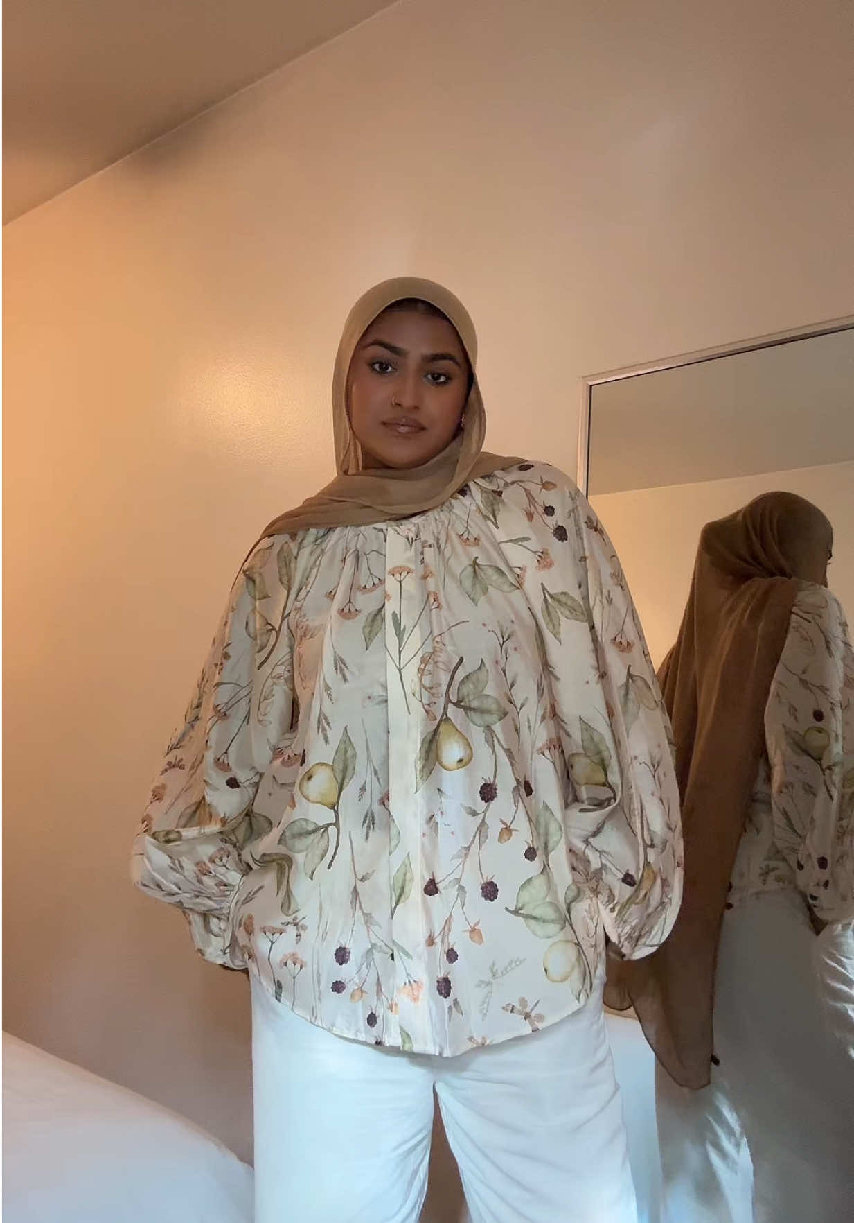 the prefect top for a farm to table dinner 🍐🌿🍇 @H&M #modestoutfits #modestfashion #OOTD #blouse #hm 