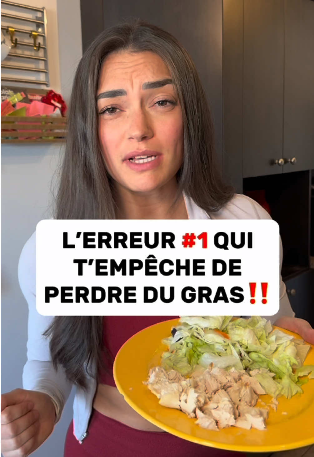 ⚠️ Ce n’est pas ta salade qui t’empêche de perdre du gras...C’est tout ce que tu AJOUTES dessus sans t’en rendre compte. Un peu de vinaigrette, du fromage, quelques croûtons…  Tu te dis : “c’est rien”… mais 100 calories ici, 100 calories là — ça s’accumule VITE. Ta “salade santé” peut facilement passer de 250 à 650 calories sans que tu t’en rendes compte. Et si tu fais ça 1 fois par jour pendant 1 semaine, t’as annulé ton déficit de 2800 calories.   👉 Ça veut dire quoi? Pas de perte de gras. Zéro. Nada. Tu veux VRAIMENT voir des changements? ✅ Commence par TRACKER tes portions —> même les “ptits extras” ✅ Utilise une balance alimentaire au lieu d’y aller à l’œil ✅ Priorise les protéines, les légumes, et les aliments que tu peux quantifier facilement ✅ Et pose-toi la question : est-ce que j’ai vraiment besoin de tout ça pour être satisfaite? Le but, c’est pas de tout couper. C’est d’être consciente. Précise. Stratégiquement flexible. Tu peux avoir du fun avec la bouffe ET voir des résultats. Mais pas si tu ignores les 400 calories de “détails” à chaque repas. ❤️ Et abonne-toi @jesuiscoachmc pour plus de conseils concrets, réalistes et efficaces sur la perte de gras 💪 #PerteDeGras #NutritionConsciente #Macros #Calories #nutritiontips        