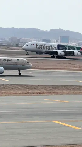 Emirates Airlines Airbus A380 landing time. #emiratesairlines #jeddah🇸🇦 #jeddahairport #saudiarabia #fyp 