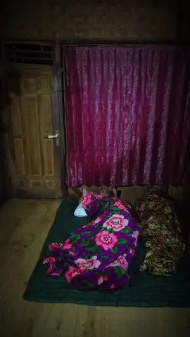 tengah malam jum'at kliwon saat tidur nyenyak di rumah pinggir kuburan 