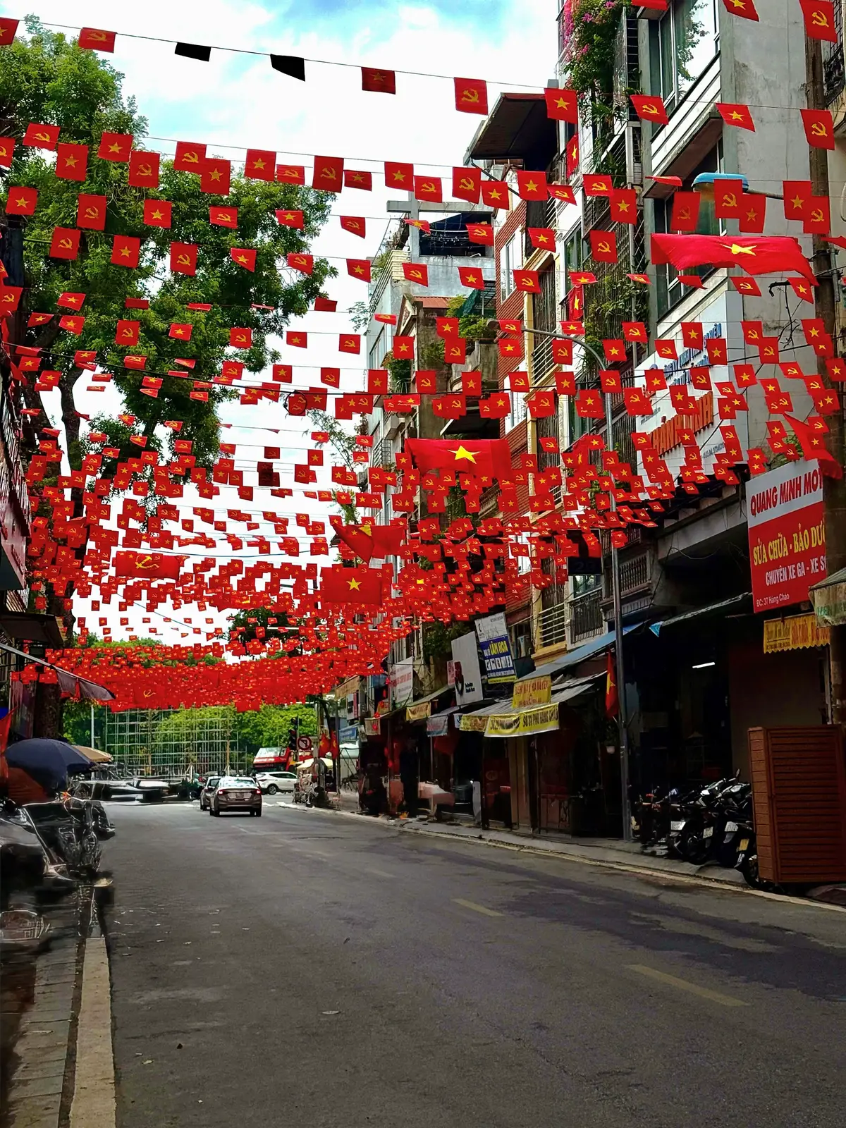 Phố nhà e đã lên cờ🇻🇳🇻🇳 con phố đại đoàn kết lên cờ quá đỉnhhh❤️‍🔥🇻🇳 e có nhận chụp ảnh dạo checkin địa chỉ ở cuối nhá👭👫🇻🇳❤️‍🔥 #2thang9 #quockhanh #a80 